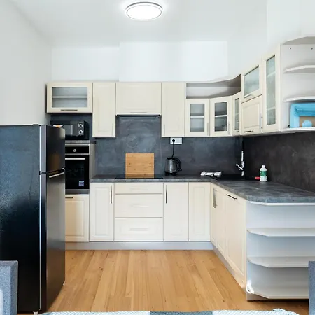 Baker Balcony Apartman